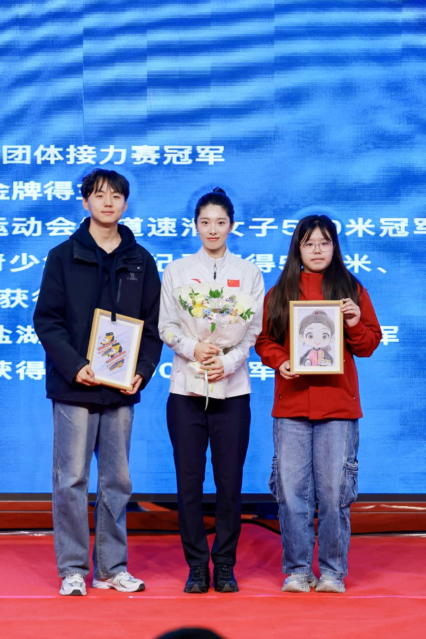 送礼物合影